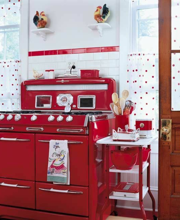 wunderschöne-vintage-küche-in-rot-und-weiß-gestaltet