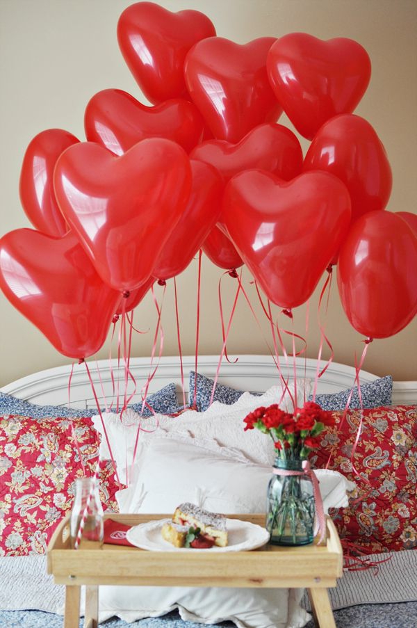 wunderschöner-valentinstag-ideen-valentinstag-geschenke-romantische-ideen-rote-ballons