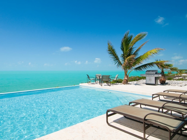 Karibisk-Ferienhaus-haus-mit-pool-loungemöbel-terrasse