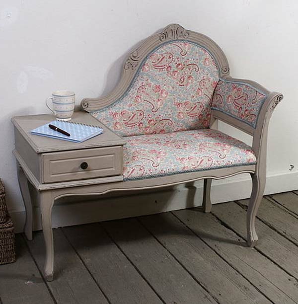 attraktiv-gestalteter-und-schön-aussehender-vintage-tisch-mit-einem-sofa-verknüpft