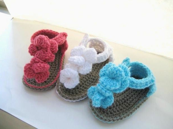baby-sandalen-mit-blumen-häkeln-schöne-ideen-häkeln-für-baby-häkeleien-tolles-design-häkeln-