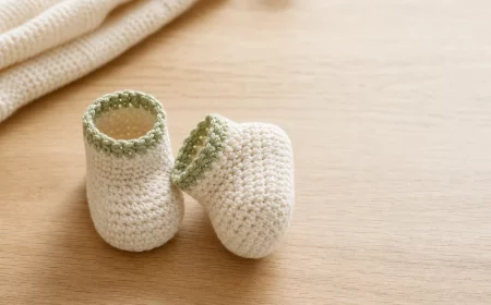 Gehäkelte Babyschuhe, fertiges Paar aus weicher Baumwolle in Naturtönen