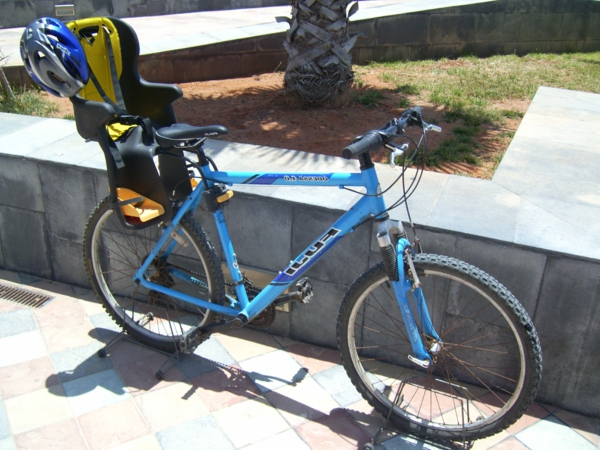 blaues-fahrrad-mit-kindersitz-fahrrad-idee