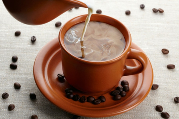 brauner-tasse-kaffee-und-kaffeebohnen