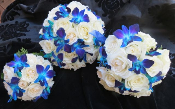 brautsträuße-mit-blauen-orchideen-und-weißen-rosen-hochzeitsdeko-blumendeko