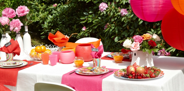 deko-ideen-tischgestaltung-in-rot-und-rosa-gartenparty-ideen-tischdeko-für-gartenparty Tischdeko für Gartenparty
