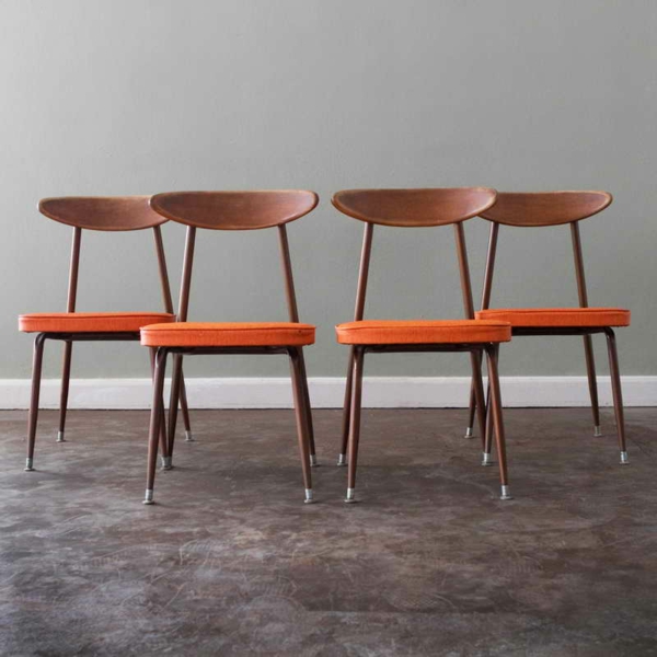 dänische-möbel-vier-stühle-aus-holz