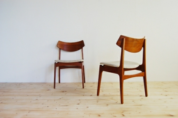 dänische-möbel-zwei-eingach-gestaltete-stühle