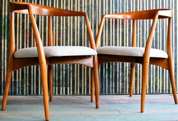 dänische-möbel-zwei-stühle-aus-holz