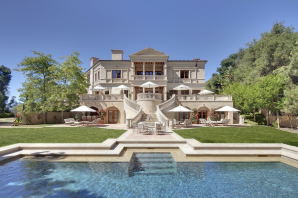 eine-moderne-architektur-haus-am-strand-terrasse-garten-mit-pool