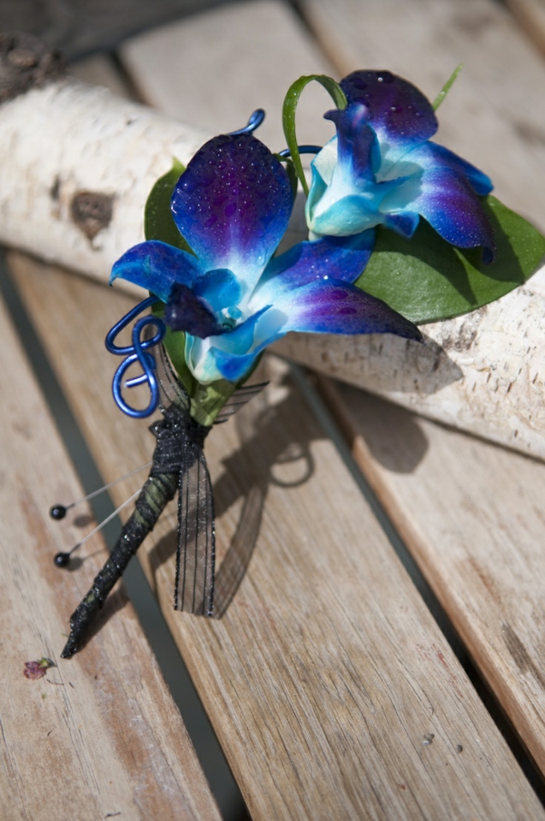 eleganter-blumenstrauß-aus-blauen-orchideen-wunderbare-blumendeko-blumenstrauß