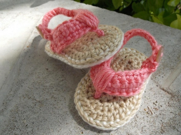 fantastische-babyschuhe-mit-super-schönem-design-häkeln-tolle-praktische-ideen-sandalen-in-zwei-farben