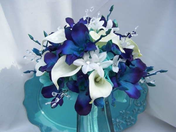 fantastischer-brautstrauß-mit-blauen-orchideen-und-weißen-lilien