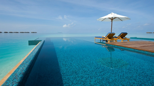 fantastisches-schwimmbecken-design-idee-infinity-pool-wunderschönes-design