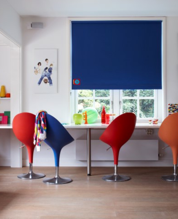 fensterdeko-frühling-blaue-jalousien-bunte-stühle- ein sehr schönes bild