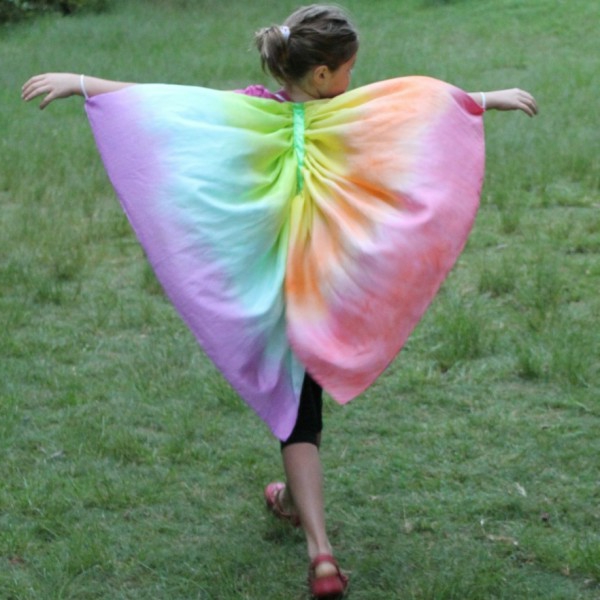 frühling-im-kindergarten-regenbogen-farben-kostüm-eines-mädchens-ein sehr schönes bild