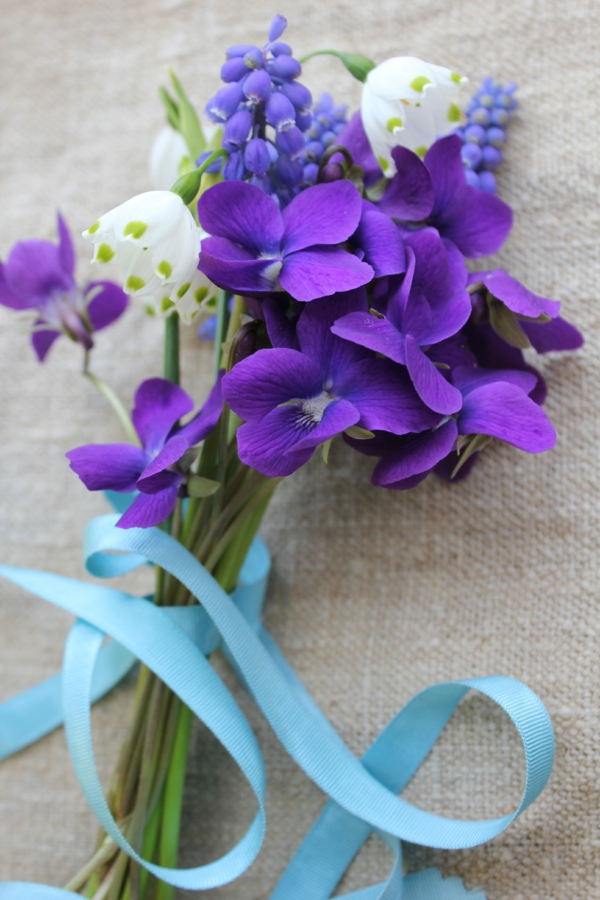 frühlingsblumen-blumenstrauß-design-wunderschöne-lila-blumen-blumengestaltung-mit-lila-blumen