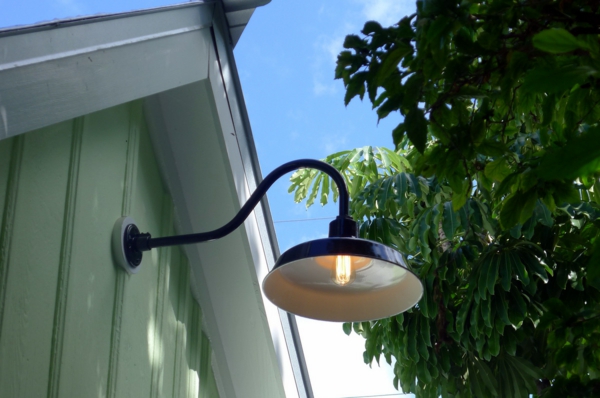 gartenlampe-schöne-beleuchtung-im-garten-exterior-design-ideen