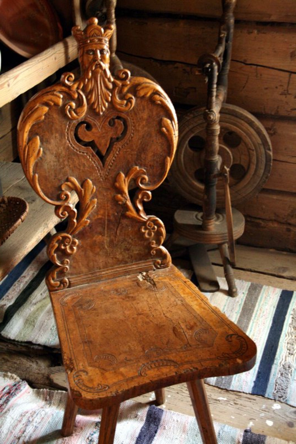 großartige-ale-möbel-die-sehr-schön-kreativ-und-interessant-aussehen-aristokratisch-wirkender-stuhl-mit-vielen-ornamenten