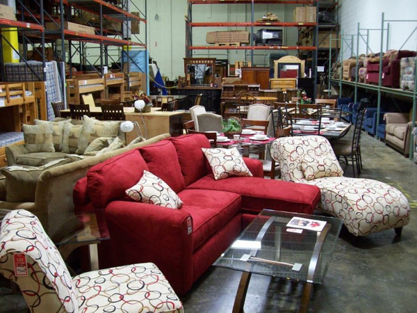 großartige-ale-möbel-die-sehr-schön-kreativ-und-interessant-aussehen-rotes-schönes-rotes-sofa-mit-dekorativen-kissen