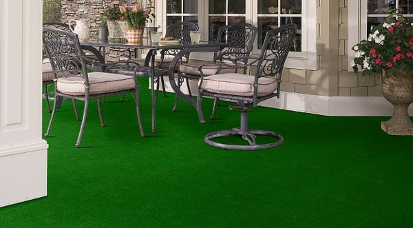 großer-grüner-outdoor-teppich-elegante-stühle