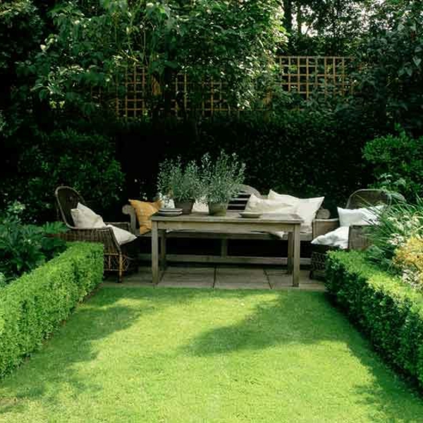 grünes-gras-schicke-möbel-kleine-gärten-gestalten