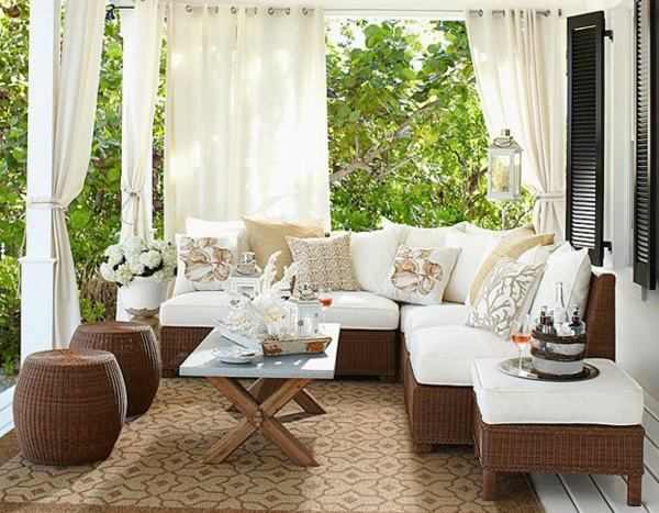 interessanter-moderner-super-wirkender-und-kreativ-gestalteter-möbelset-für-balkon-herrliche-weiße-gardinen