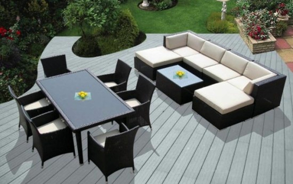 interessanter-moderner-super-wirkender-und-kreativ-gestalteter-möbelset-für-balkon-weißes-sofa-und-schwarzer-tisch