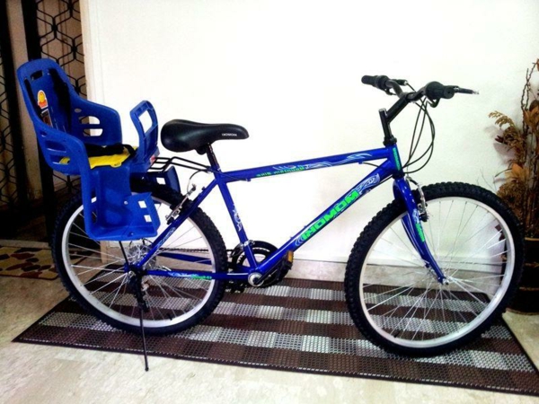 kindersitz-fahrrad-in-blau-modernes-design