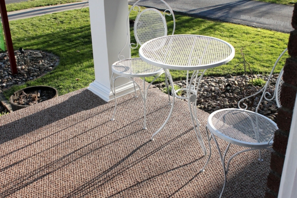 kleiner-weißer-runder-tisch-zwei-stühle-outdoor-teppich