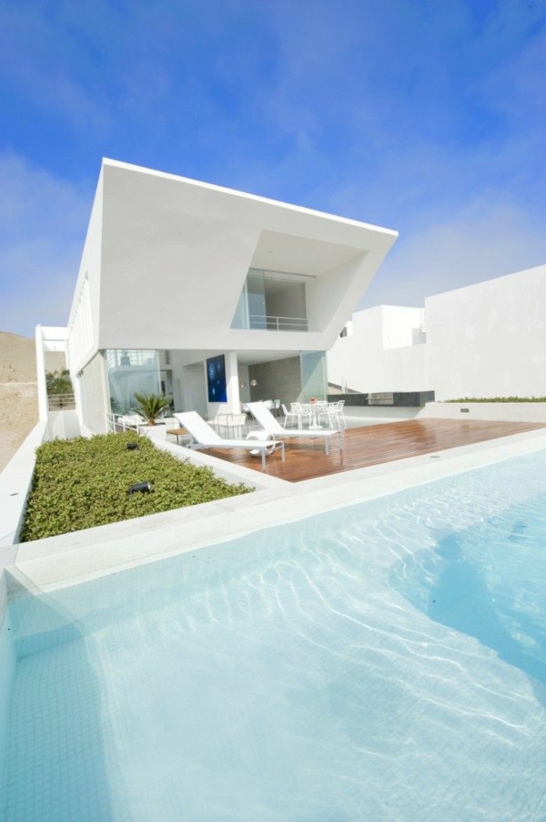 luxus-ferienwohnung-mit-einer-modernen-architektur-mit-weißer-fassade