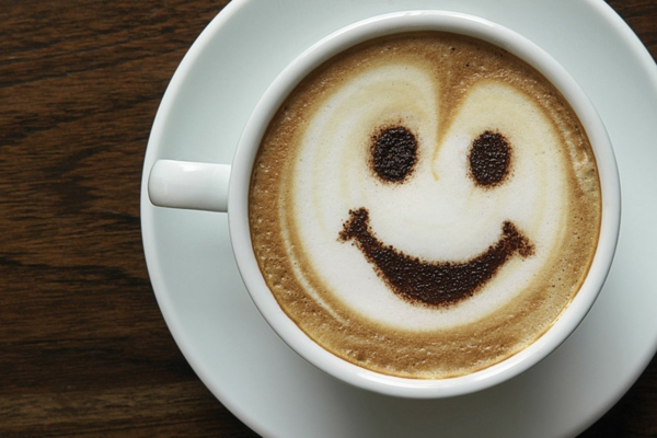 lächelnder-kaffee - weiße tasse