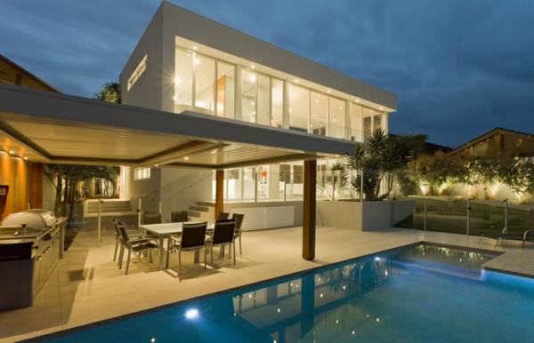 moderne-architektur-haus-am-strand-terrasse-garten-mit-pool-