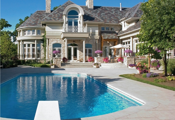 moderne-architektur-haus-am-strand-terrasse-garten-mit-pool