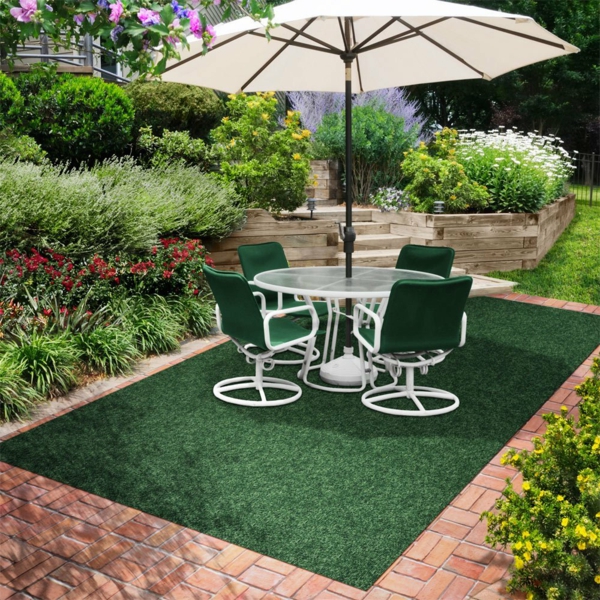 moderner-grüner-outdoor-teppich-sonnenschirm-stühle-tisch