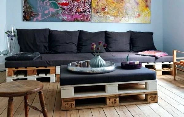 moderner-und-super-aussehender-europaletten-tisch-neben-einem-modernen-sofa