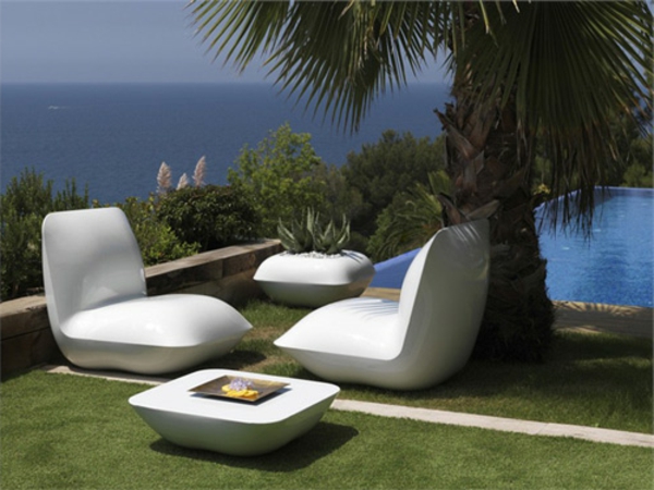 originelle-terrassen-möbel-weiße-sessel-neben-einer-palme