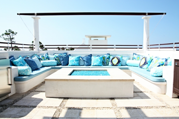 outdoor-stoffe-große-sofas-blaue-dekokissen