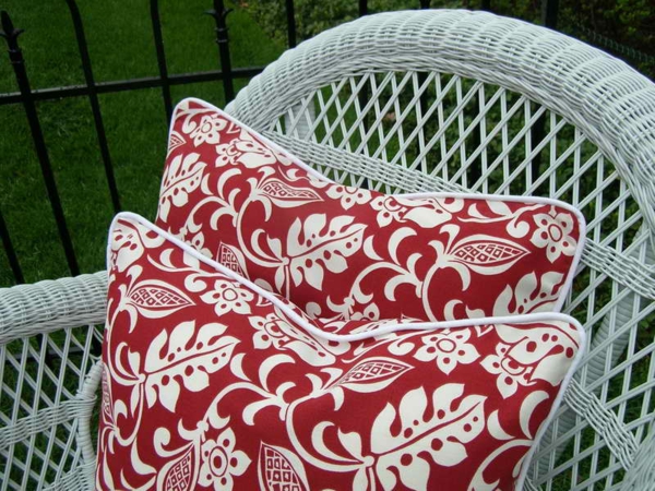 outdoor-stoffe-schöne-dekokissen-in-rot-und-weiß