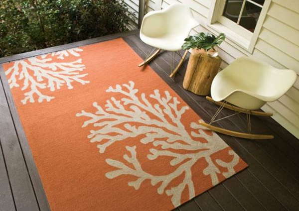 outdoor-teppich-in-orange-und-weiß