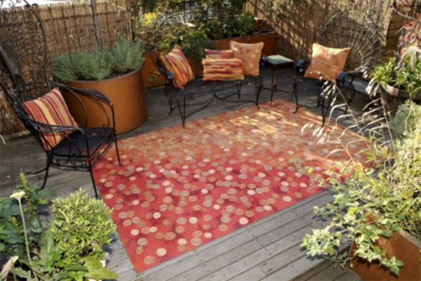 rotes-modell-outdoor-teppich-viele-stühle