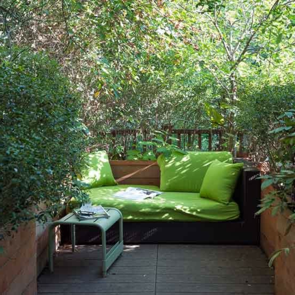 schickes-grünes-modell-vom-sofa-im-eleganten-kleinen-garten