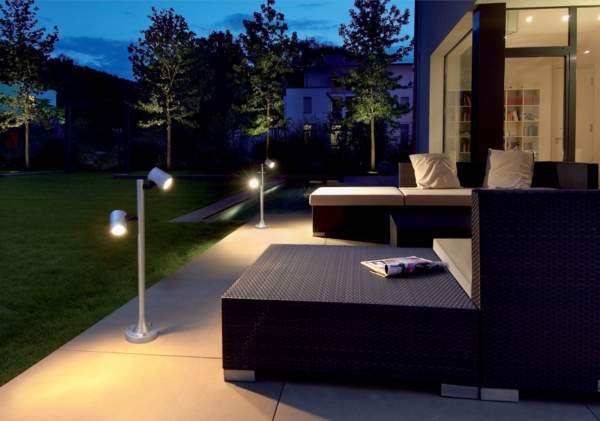 schöne-beleuchtung-im-garten-exterior-design-ideen-loungemöbel-gartenlampe