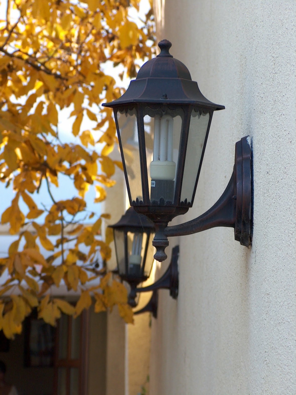 schöne-beleuchtung-im-garten-exterior-design-ideen-tolle-lampe