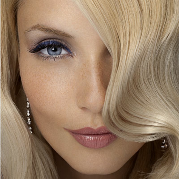 schöne-blonde-haare-und-einfaches-makeup
