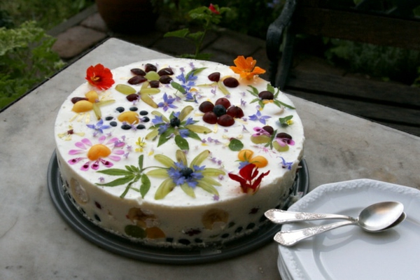 schöne-torte-mit-weißer-kreme_und-vielen-blumen