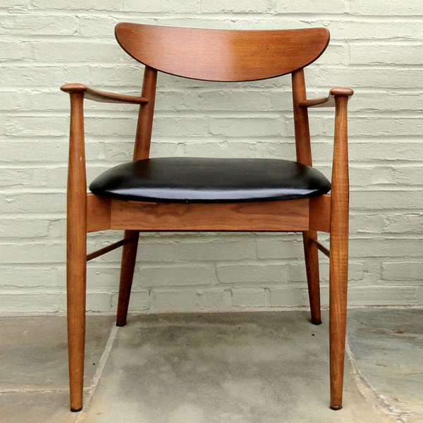 schöner-stuhl-aus-holz-dänische-möbel