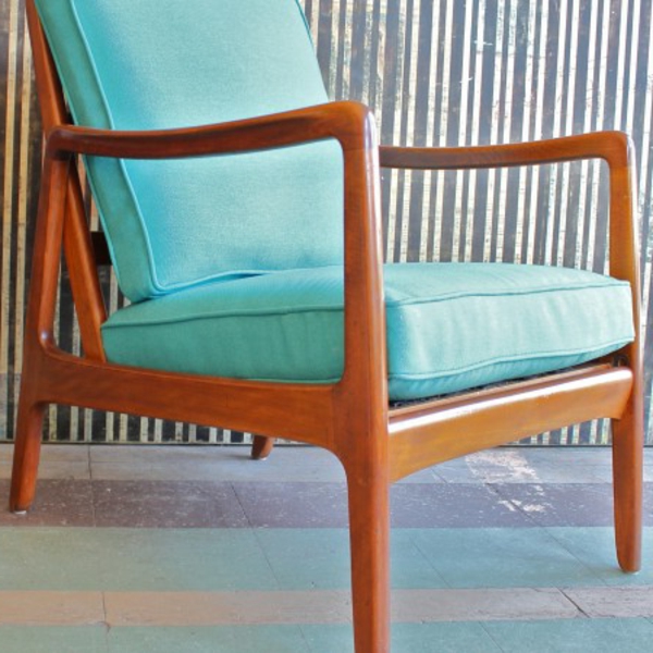 skandinavisches-möbel-blauer-stuhl