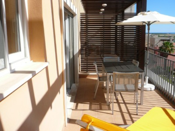 sonnenschirm-für-balkon-mit-einem-gelben-liegestuhl