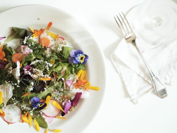 super-schöner-salat-speisen-deko-floral-blumen-essen-
